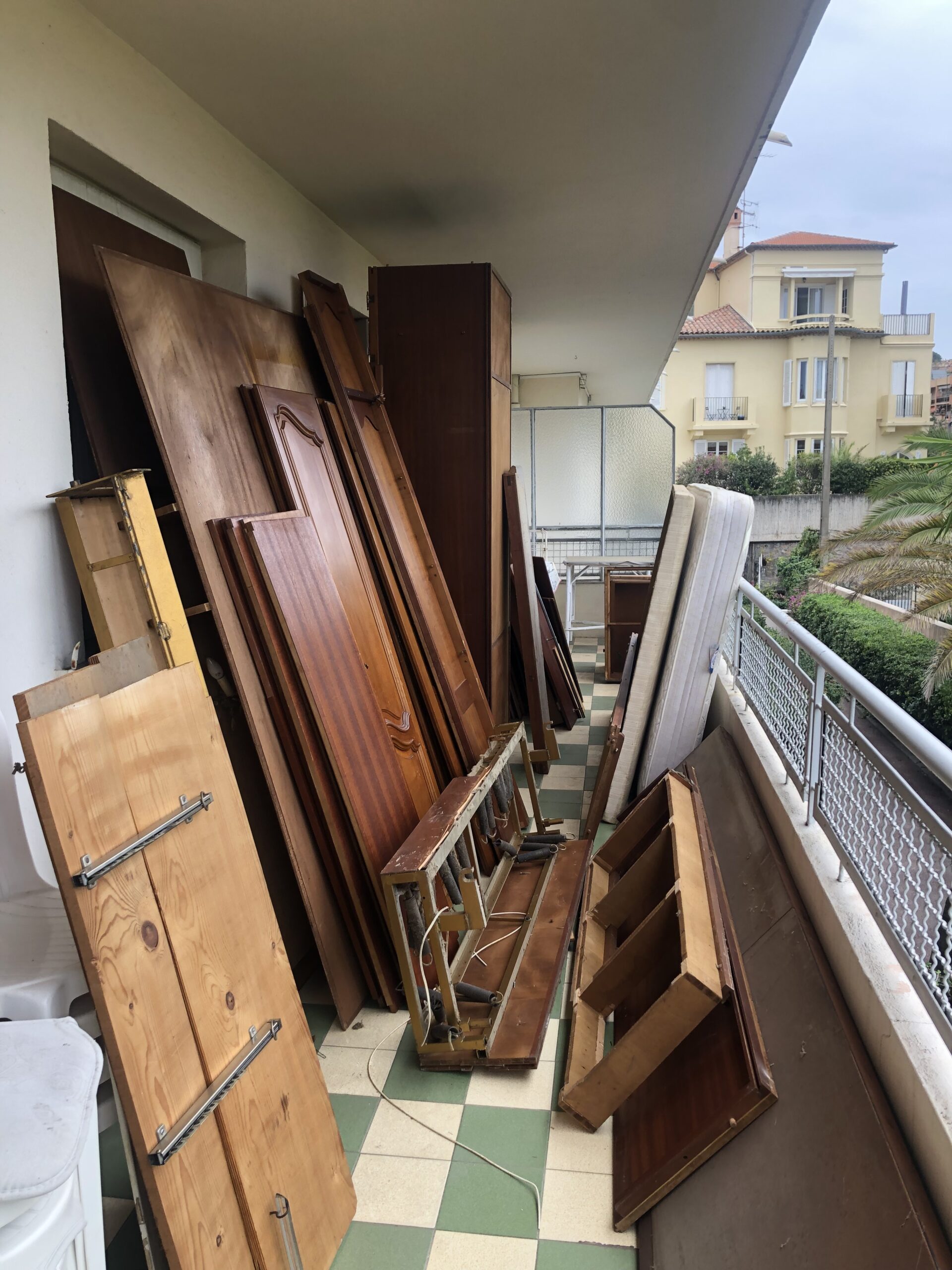Débarras après succession ou déménagement à Antibes – maison vidée de meubles et effets personnels